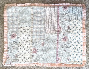 lot 41 image: Quaint Quilt with Matching Pillow Shams
