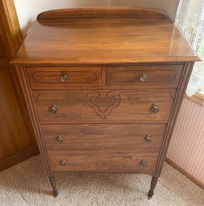 lot 20A image: Vintage 5 Drawer Dresser on Casters