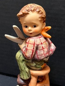 lot 206 image: Two Hummel Figurines - Hummel Figurine The Artist and Hummel Figurine The Little Tailor