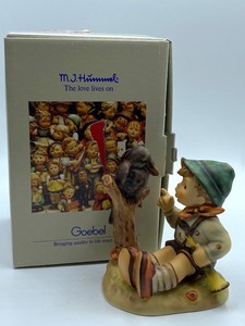 lot 302 image: Hummel Figurine Sing Along  w Box