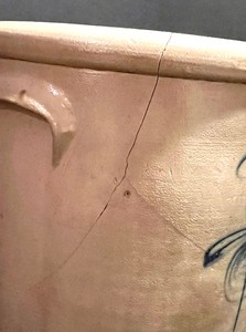lot 251 image: Vintage Bee Stinger Crock (As-iswith cracks)