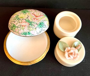 lot 241 image: Vintage Vanity Jars