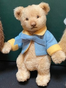 lot 4 image: R. John Wright Goldilocks and The Three Bears Doll Collection