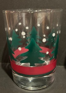 lot 369 image: Lovely Holiday Glassware and Linens