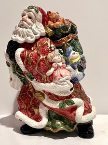 lot 286 image: Pretty Porcelain Holiday Decor