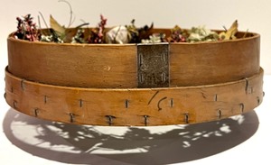 lot 273 image: Hummel Washday Floral Wreath