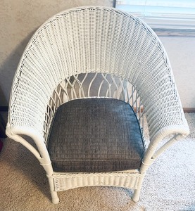 lot 377 image: Wonderful White Wicker Chair