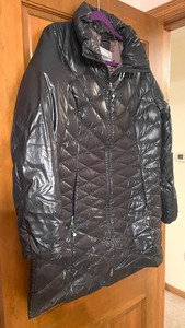 lot 394 image: Eddie Bauer Premium Quality Goose Down Coat