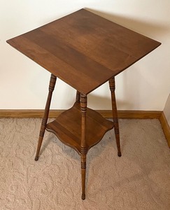 lot 16 image: Vintage Wooden 2 Tier Accent Table
