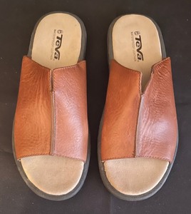 lot 417 image: Teva Waterproof Leather Sandals