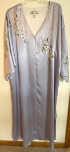 lot 428 image: Oscar de la Renta 3 Piece Nightwear Ensemble