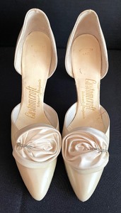 lot 435 image: Gorgeous Vintage Customcraft Heels