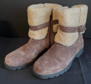 lot 434 image: Unbelievable Ugg Boots