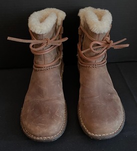 lot 440 image: Warm and Cozy Ugg Boots