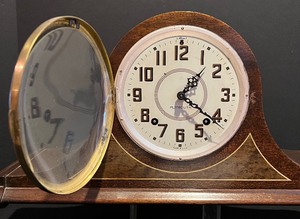 lot 158 image: 1951 Plymouth Hearth Chime Clock