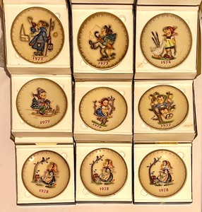 lot 323 image: (22) Hummel Collectable Plates