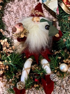 lot 468 image: Variety of Christmas Garland and Decor