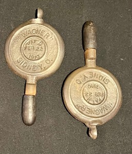 lot 470 image: Variety of Vintage Items including a Salesman Sample Wagner Cast Iron Mini Waffle Maker with Stand