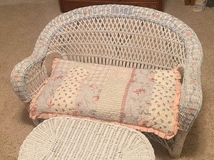 lot 380A image: Childrens or Doll Wicker Sofa and Table