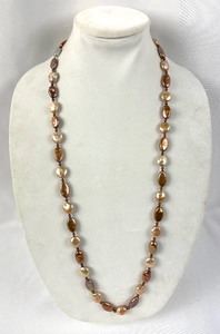 lot 17 image: Elegant Dyed Freshwater Pearls