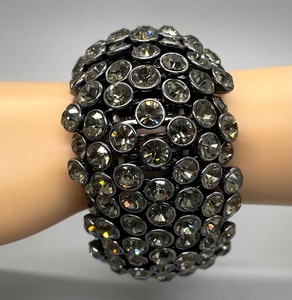 lot 21 image: Elegant Elastic Bedazzled Bracelet