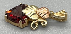 lot 34 image: 10K Gold and Garnet Pendant