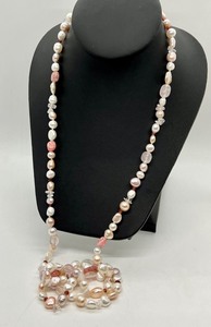 lot 88 image: Beautiful Rose Quartz and Freshwater Pearl 36 Necklace