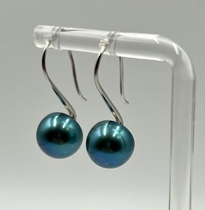 lot 118 image: Sterling and Dyed Pearl Earrings