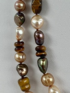 lot 215 image: Tigers Eye Dyed Freshwater Pearl Necklace