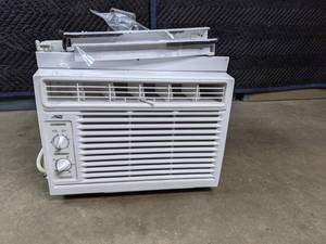 lot 149 image: Arctic King Window Air Conditioner Unit R