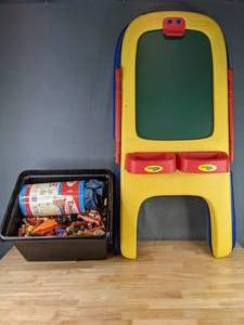 lot 109 image: 2-In-1 Crayola Easel Board and Vintage Classic Tinkertoy Builder Wood Pieces Construction Set K