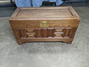 lot 113 image: Vintage Rectangle Wood Storage Trunk Chest with Handles K