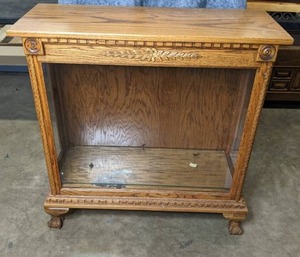 lot 118 image: Wood Display Cabinet with Glass Front and Sides K