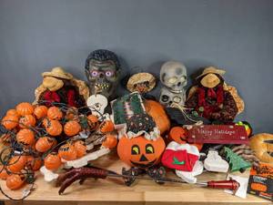 lot 222 image: Assortment of Halloween, Winter and Christmas Decorations H