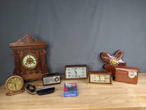 lot 240 image: Collection of 9 Vintage Clocks and Radios Radio Shack, Panasonic, Thomas OBrien, General Electric M