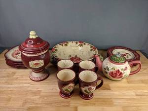 lot 269 image: Julie Ueland 16-Piece Dish Set  M