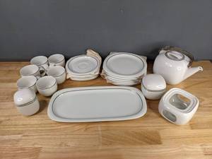 lot 268 image: Rosen Thal 22-Piece Dish Set   M