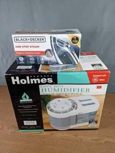lot 289 image: Holmes Cool Mist Humidifier and Black & Decker One Step Steam Iron M