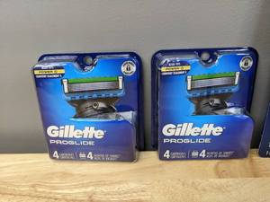 lot 81A image: Brand New Gillette Proglide Razor Handle with 17 Blades X