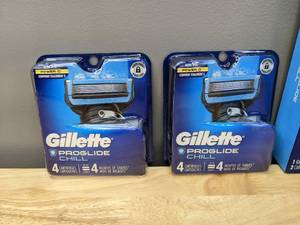 lot 80A image: Brand New Gillette Proglide Chill Razor Handle with 18 Blades X