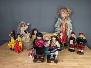 lot 298 image: Doll and Porcelain Doll Collection - Childrens Doll, Christmas Carolers, Madame Alexander, and more M