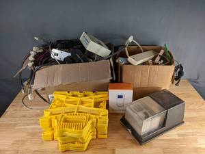 lot 476 image: Assortment of Electronics E