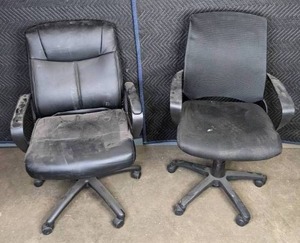 lot 458 image: Pair of Black Rolling Desk Chairs  E