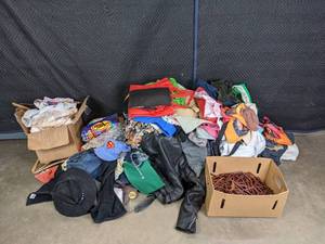 lot 738 image: Large Miscellaneous Assortment of Mens and Womens Clothing and Linens M