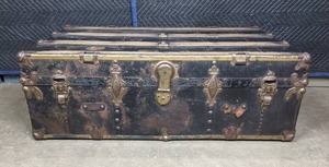 lot 740 image: Vintage Black Flat Top Steamer Trunk M