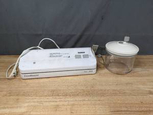 lot 746 image: Tilia Food Saver Vac 1050 Packaging System and Canister R