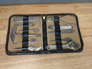 lot 748 image: Vintage East German Toolkit R