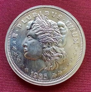 lot 10 image: 1985 1 Oz. Silver Round