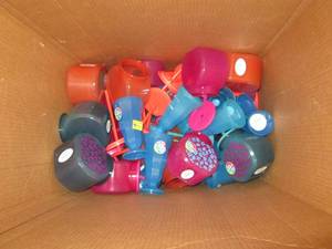 box of color changing sundae cups a...