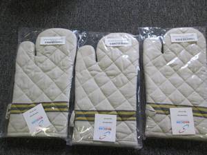 3 new 100 percent cotton oven mitts...